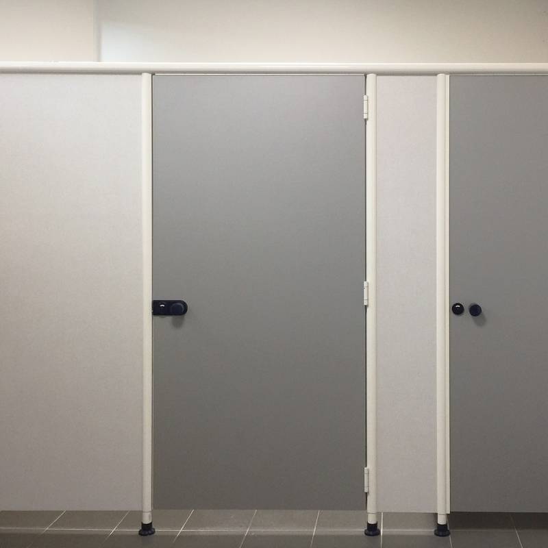 Links: nach aussen öffnende Tür, Rechts: nach innen öffnende Tür