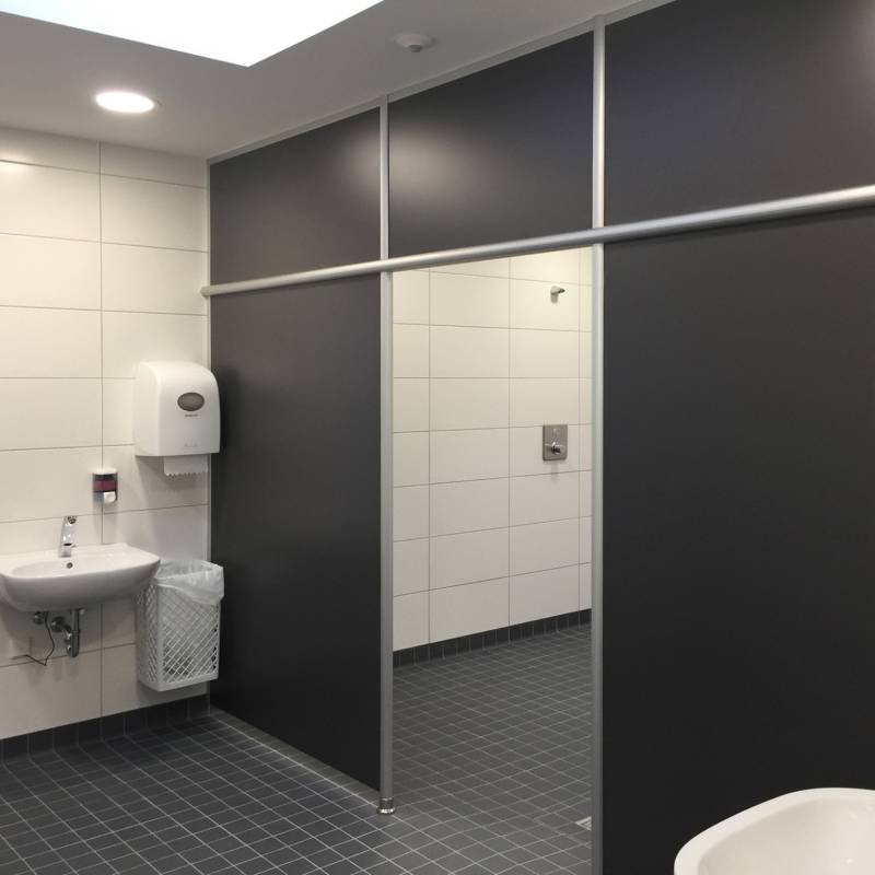 Trennwand für die Gemeinschaftsdusche