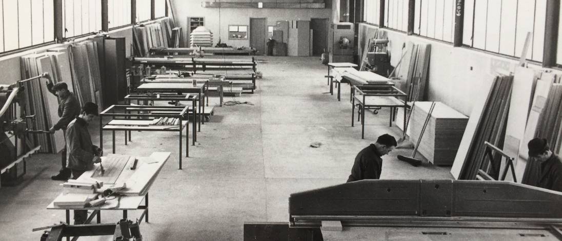 <p>Production of the first cubicles in 1965 - then still completely by hand.</p>