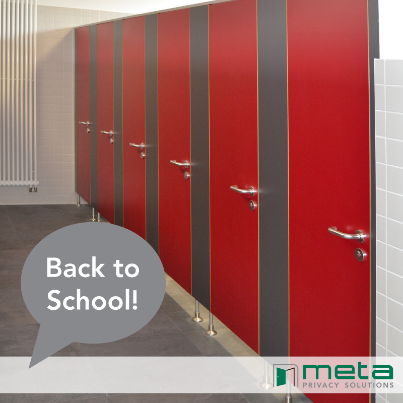 Eine Kölner Schule zeigt nach den Sommerferien seine neuen farbenfrohen WC Trennwände mit Farbwechsel.